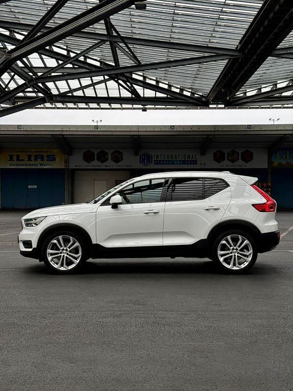 Weiß Gebraucht 2019 Volvo XC40 Momentum SUV | 26.000 € (Fairer Preis) - Bild 1/4