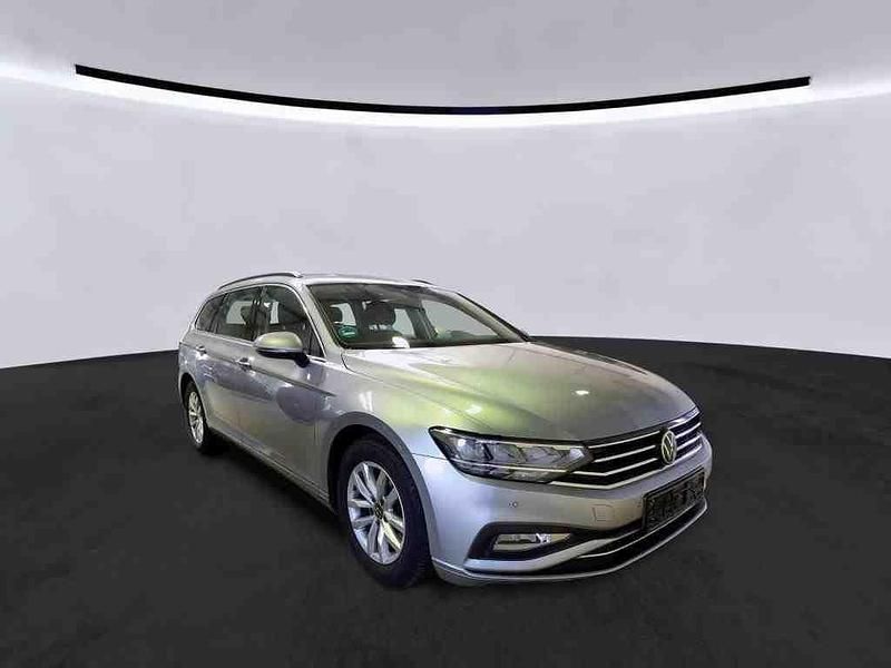 Gebraucht VW Passat 150 PS (110 kW) 2022 Pyritsilber metallic Kombi