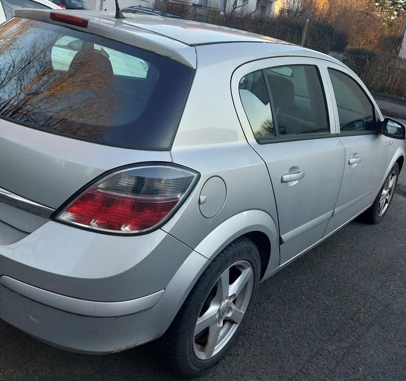 Gebraucht Opel Astra 90 PS (66 kW) 2008 Silber Kleinwagen