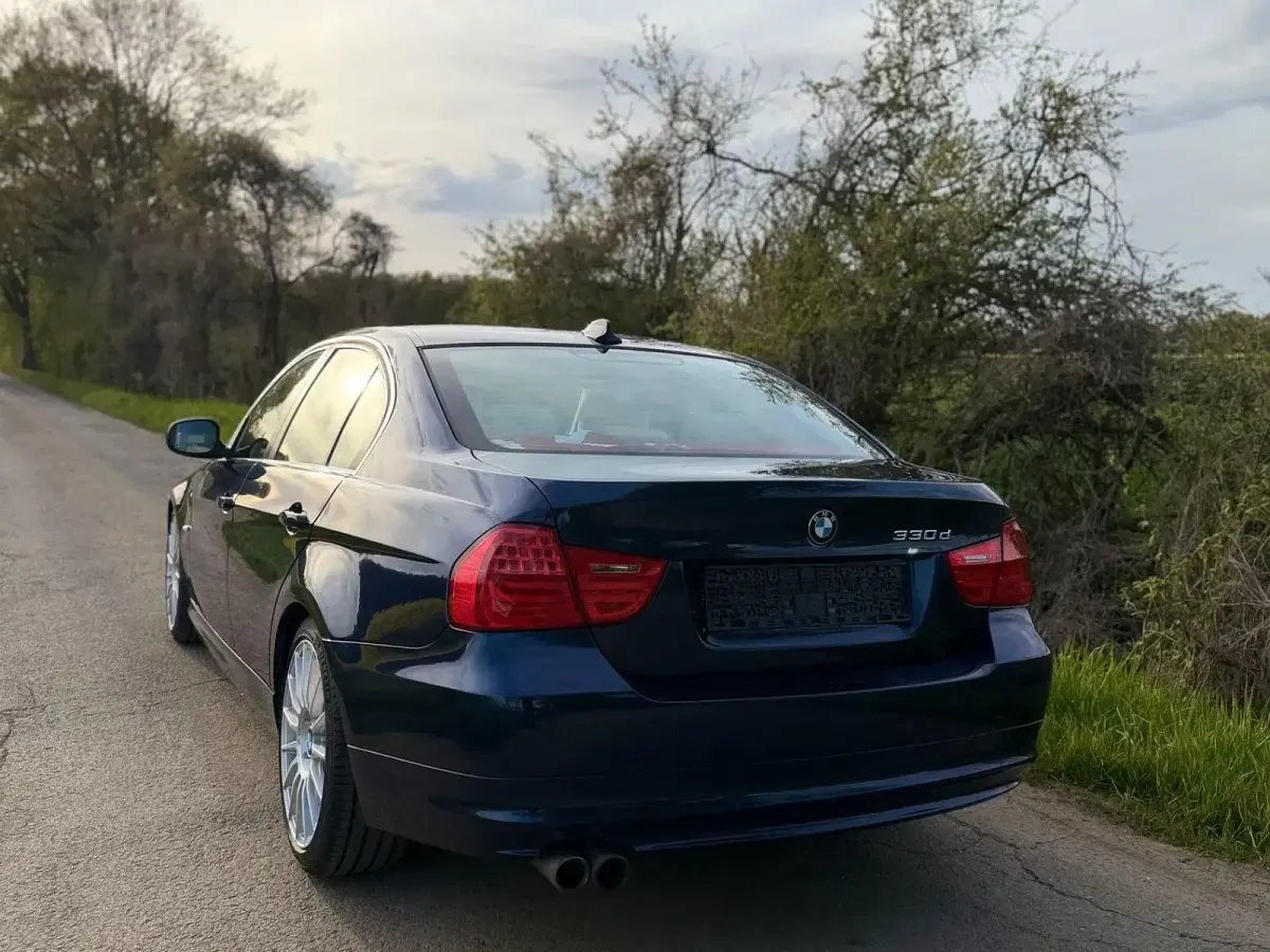 Używany BMW 330 Exclusive 245 KM (180 kW) 2011 Niebieski Sedan/Limuzyna