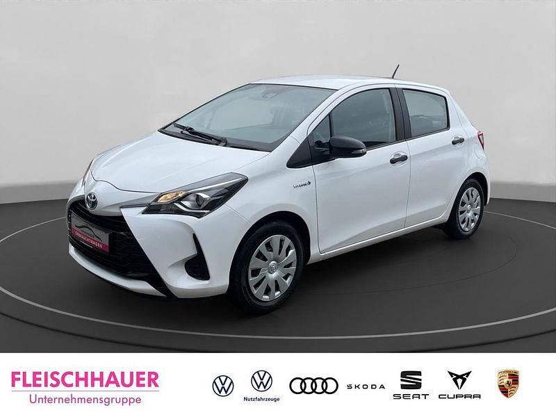 Weiss Gebraucht 2019 Toyota Yaris Hybrid Limousine | 15.900 € (Guter Preis) - Bild 1/4