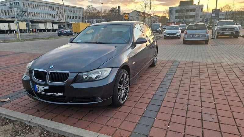 Gebraucht BMW 318 143 PS (105 kW) 2007 Grau Limousine