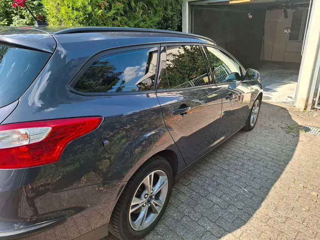 Gebraucht Ford Focus Trend 125 PS (91 kW) 2013 Grau Limousine