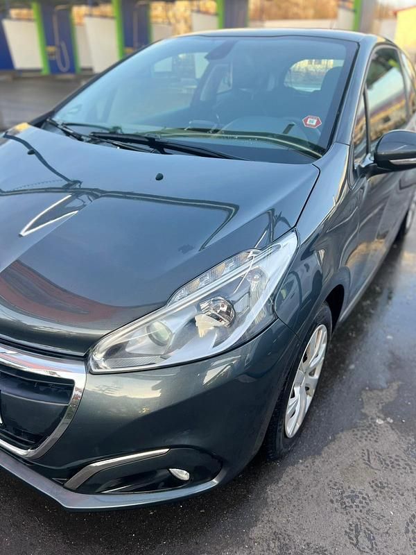 Grau Gebraucht 2015 Peugeot 208 Allure Kleinwagen | 6.800 € (Etwas zu teuer) - Bild 1/4