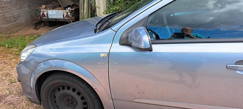 Grau Gebraucht 2006 Opel Astra Kombi | 650 € - Bild 1/4