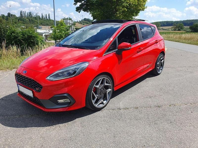 Rot Gebraucht 2021 Ford Fiesta Performance Edition Kleinwagen | 20.350 € (Fairer Preis) - Bild 1/4