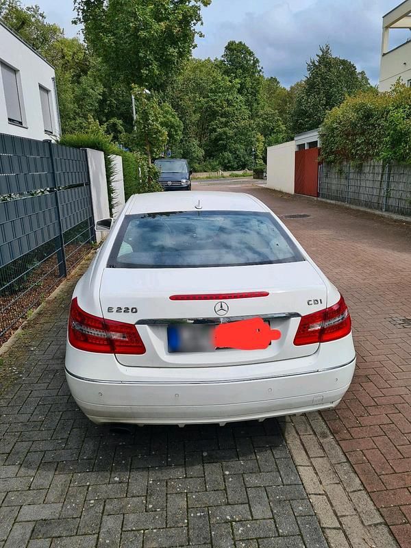 Gebraucht Mercedes E220 170 PS (125 kW) 2013 Weiß Coupé