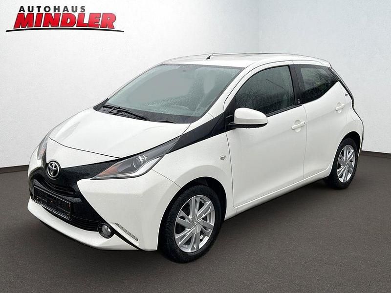 Weiß Gebraucht 2018 Toyota Aygo X-play Kleinwagen | 8.790 € (Fairer Preis) - Bild 1/4