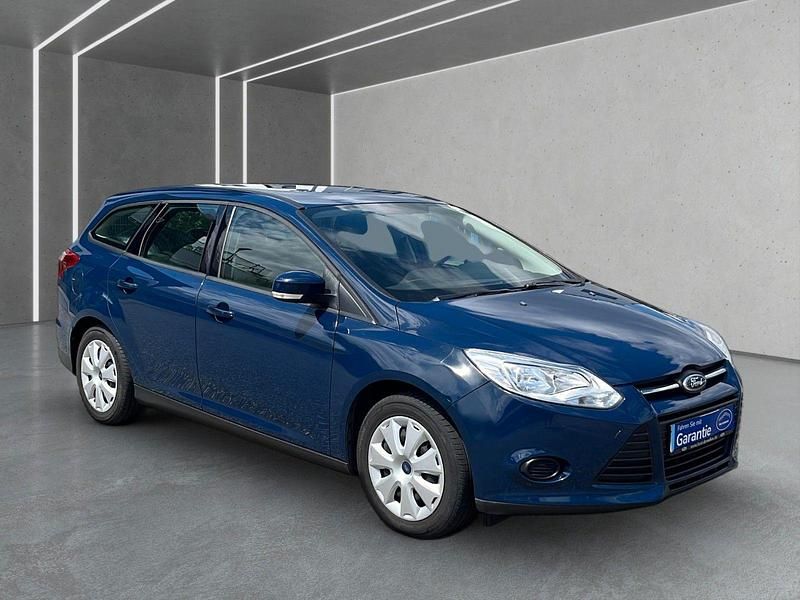 Gebraucht Ford Focus Trend 101 PS (74 kW) 2014 Blau Kombi