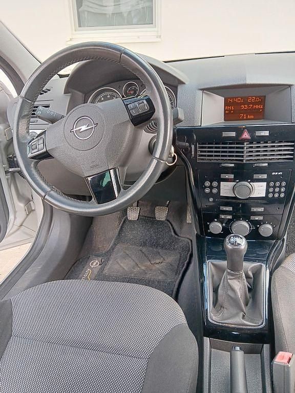 Gebraucht Opel Astra GTC Edition 90 PS (66 kW) 2010 Silber Coupé