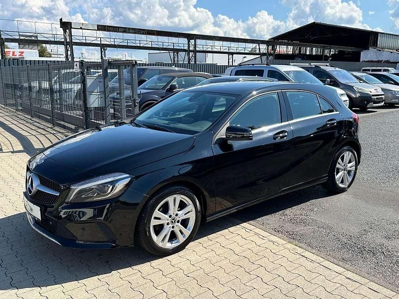 Schwarz Gebraucht 2018 Mercedes A180 Limousine | 15.599 € (Guter Preis) - Bild 1/4