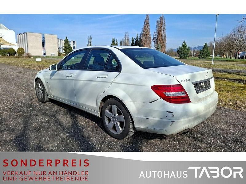 Gebraucht Mercedes C180 156 PS (114 kW) 2011 Calcitweiss/zirrusweiss Limousine