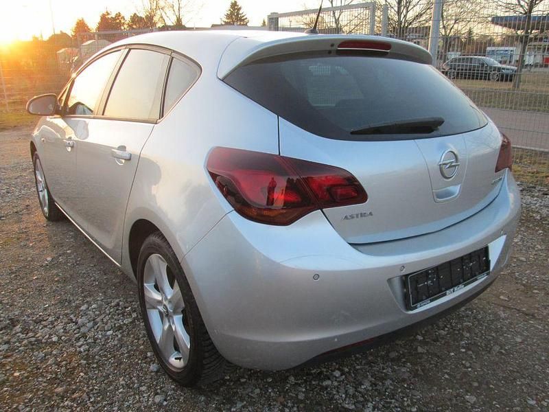 Gebraucht Opel Astra Design Edition 101 PS (74 kW) 2011 Silber Limousine