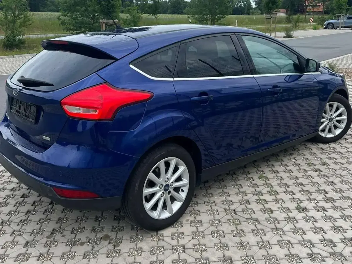 Gebraucht Ford Focus Titanium 125 PS (91 kW) 2015 Indicblau metallic Kleinwagen