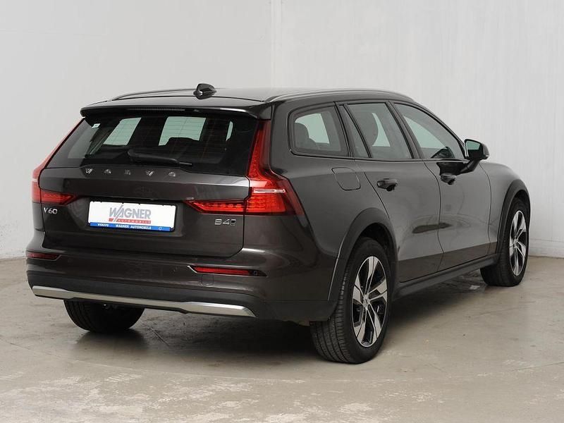 Gebraucht Volvo V60 CC Plus 197 PS (144 kW) 2023 Grau Kombi