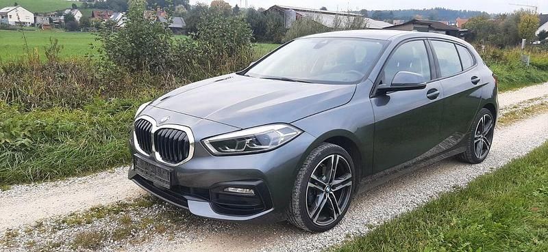 Grau Gebraucht 2019 BMW 118 Sport Line Kleinwagen | 18.200 € (Fairer Preis) - Bild 1/4