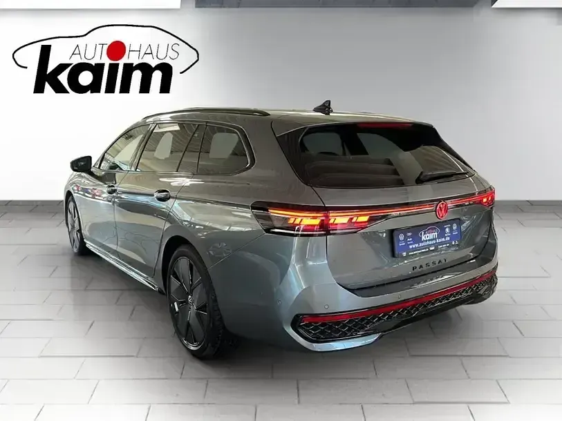 Gebraucht VW Passat R-line 193 PS (141 kW) 2026 Grau Kombi