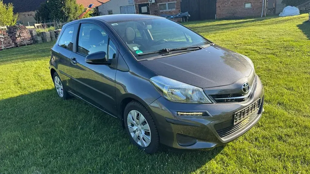 Gebraucht Toyota Yaris 99 PS (72 kW) 2012 Grau Kleinwagen