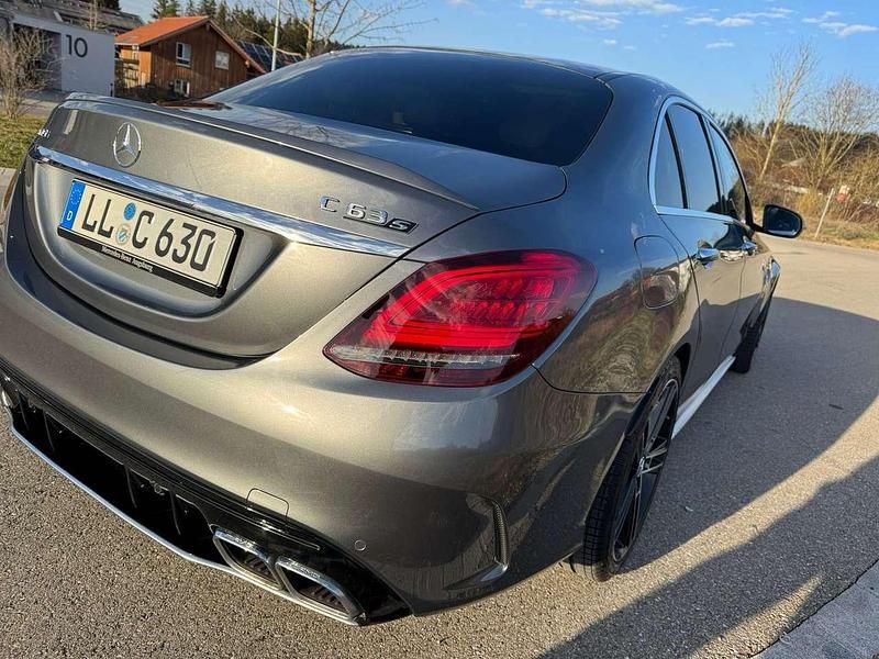 Grau Gebraucht 2021 Mercedes C63S AMG AMG Limousine | 62.900 € (Fairer Preis) - Bild 1/4