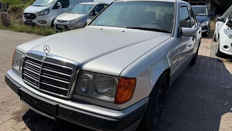 Silber Gebraucht 1992 Mercedes E220 Limousine | 2.000 € - Bild 1/4