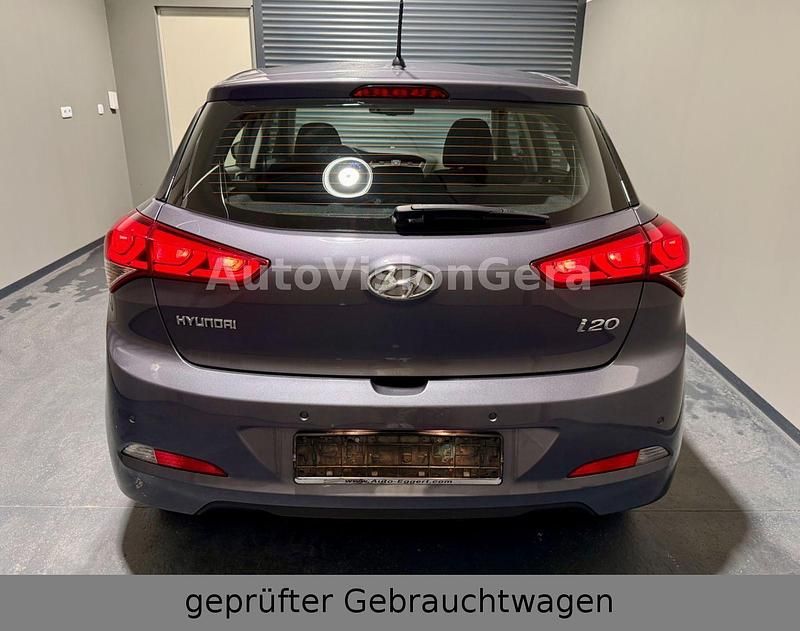 Gebraucht Hyundai i20 101 PS (74 kW) 2015 Grau Kleinwagen