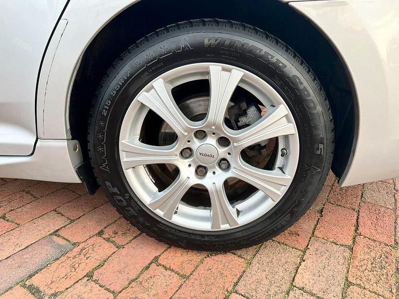 Gebraucht Toyota Avensis Team 143 PS (105 kW) 2017 Silber Kombi