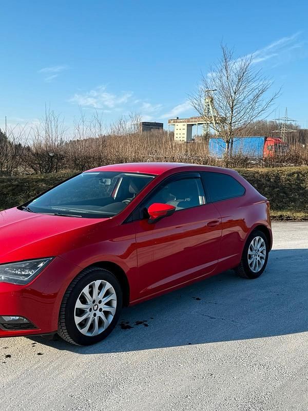 Usata Seat Leon SC 105 CV (77 kW) 2013 Rosso Utilitaria