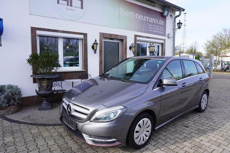 Grau Gebraucht 2013 Mercedes B200 Van / Kleinbus | 14.490 € (Etwas zu teuer) - Bild 1/4