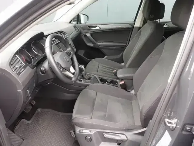 Second-hand VW Tiguan Life 150 CP (110 kW) 2024 Gri SUV