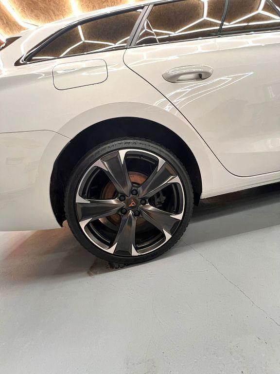 Używany Cupra Leon VZ2 245 KM (180 kW) 2021 Biały Sedan/Limuzyna