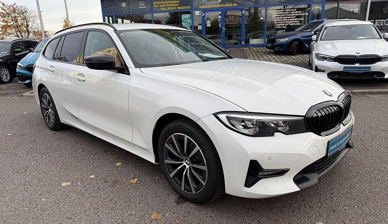 Weiß Gebraucht 2022 BMW 318 Sport Line Limousine | 15.980 € (Guter Preis) - Bild 1/4