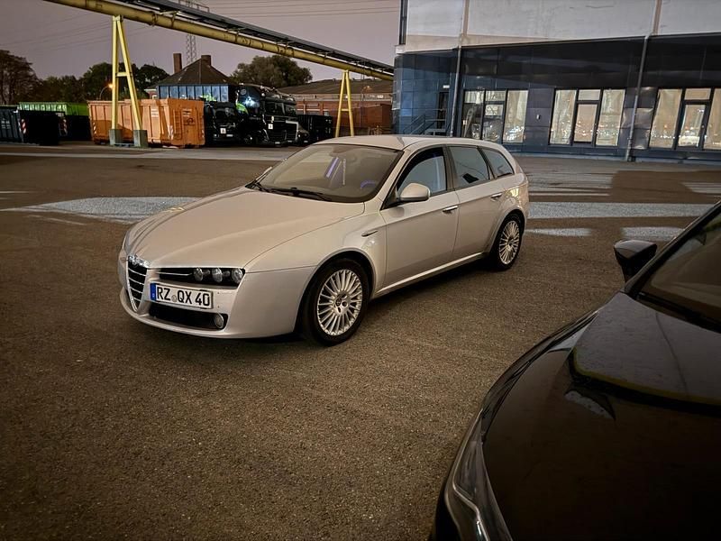 Silber Gebraucht 2010 Alfa Romeo 159 Kombi | 3.599 € (Etwas zu teuer) - Bild 1/4
