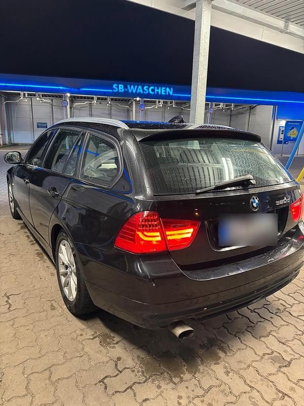 Gebraucht BMW 320 184 PS (135 kW) 2012 Schwarz Kombi