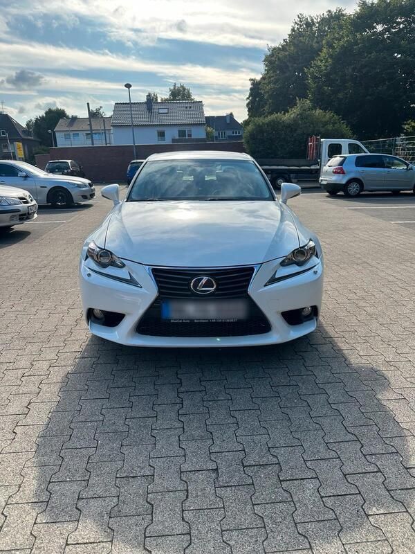 Weiß Gebraucht 2013 Lexus IS300h Limousine | 17.000 € (Etwas zu teuer) - Bild 1/4