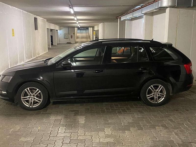 Schwarz Gebraucht 2018 Skoda Octavia Active Kombi | 11.300 € (Fairer Preis) - Bild 1/4