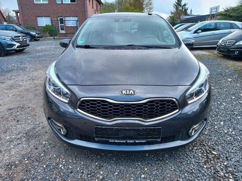 Gebraucht Kia Ceed Spirit 135 PS (99 kW) 2012 Dark gun metal Kleinwagen