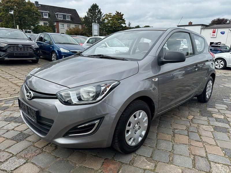 Grau Gebraucht 2013 Hyundai i20 Edition Kleinwagen | 3.990 € (Fairer Preis) - Bild 1/4