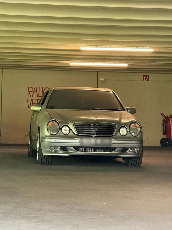 Gebraucht Mercedes E270 173 PS (127 kW) 2000 Silber Limousine