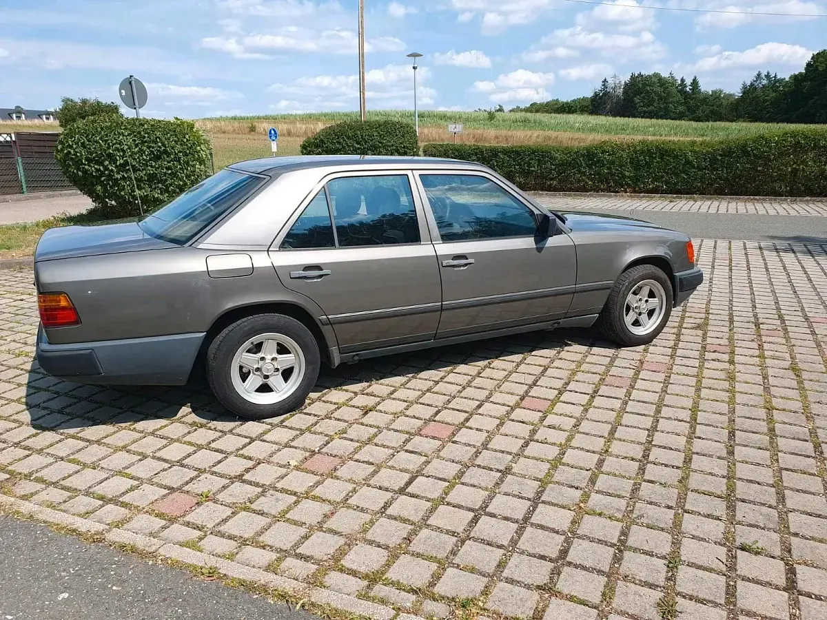 Gebraucht Mercedes 230 132 PS (97 kW) 1986 Grau Limousine