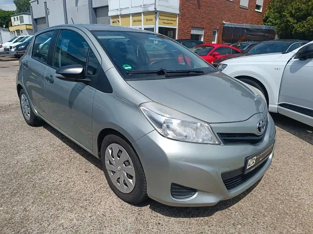 Gebraucht Toyota Yaris Cool 90 PS (66 kW) 2012 Silber Kleinwagen