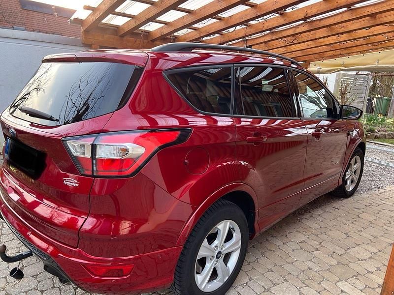 Gebraucht Ford Kuga ST-Line 179 PS (131 kW) 2018 Rot SUV