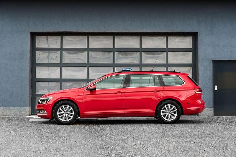 Gebraucht VW Passat 120 PS (88 kW) 2018 Tornadorot Kombi