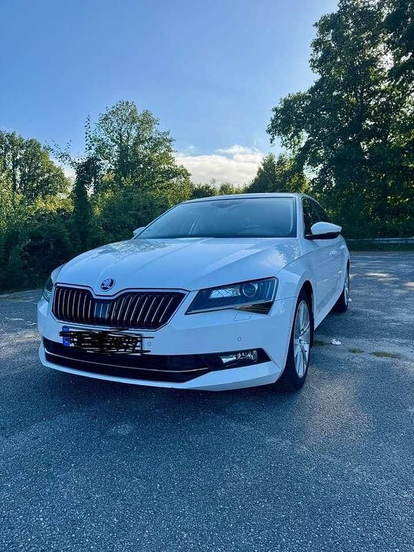 Weiß Gebraucht 2017 Skoda Superb Style Kleinwagen | 16.999 € (Fairer Preis) - Bild 1/4