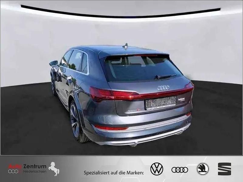 Gebraucht Audi e-tron Ambiente 369 kW (503 PS) 2022 Daytona gray pearl effect SUV