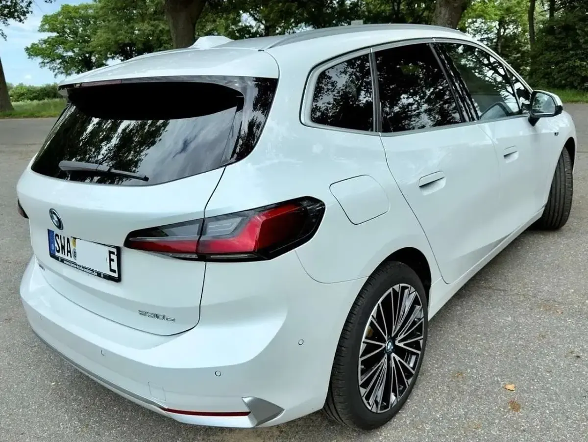 Gebraucht BMW 230e Active Tourer Luxury Line 326 PS (239 kW) 2022 Weiß Van / Kleinbus