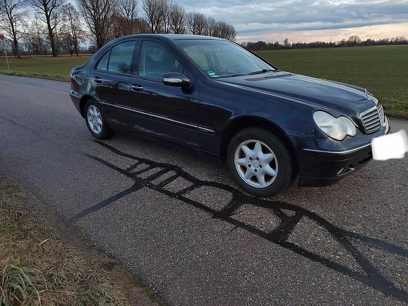 Blau Gebraucht 2001 Mercedes C180 Limousine | 2.350 € (Fairer Preis) - Bild 1/4