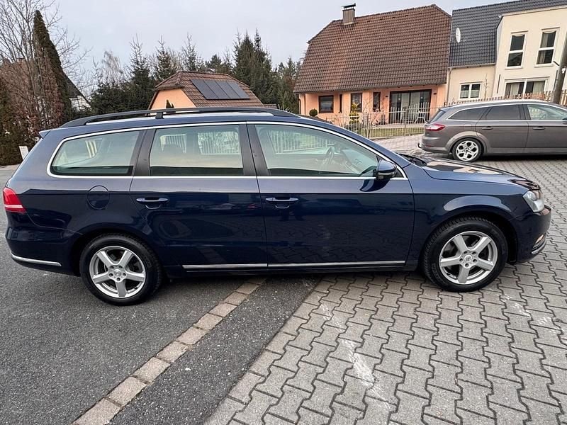 Gebraucht VW Passat 125 PS (91 kW) 2011 Blau Kombi