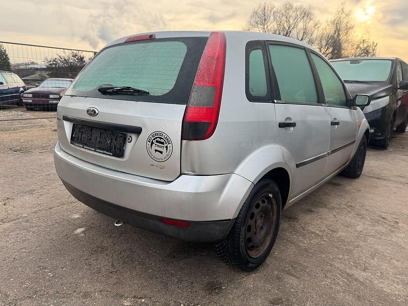 Gebraucht Ford Fiesta 70 PS (51 kW) 2004 Silber Kleinwagen