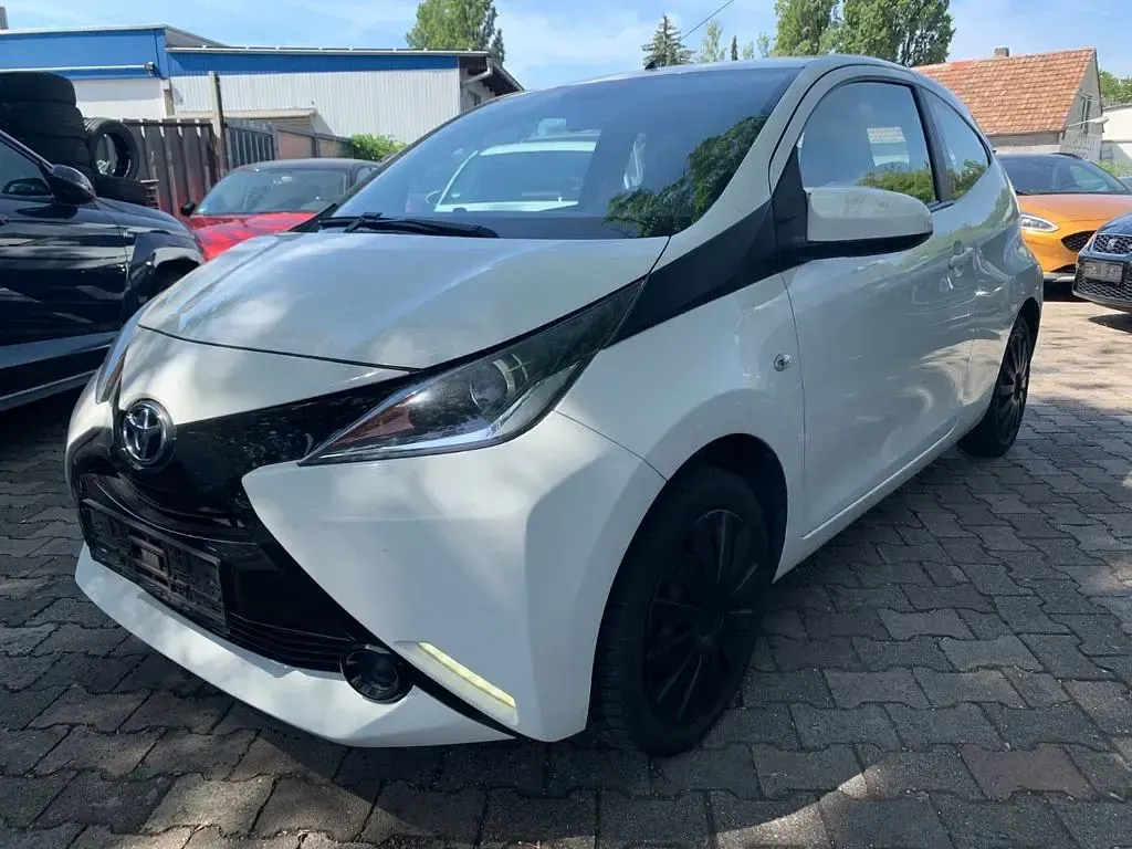 Gebraucht Toyota Aygo X-play 69 PS (50 kW) 2016 Weiß Kleinwagen