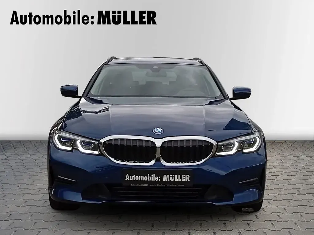 Gebraucht BMW 320e 163 PS (119 kW) 2021 Phytonicblau metallic Kombi